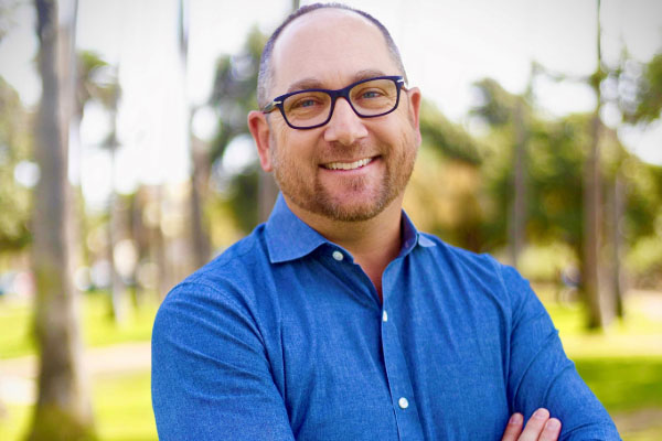 Image of Jamey Edwards '96 MBA '03 outside with trres