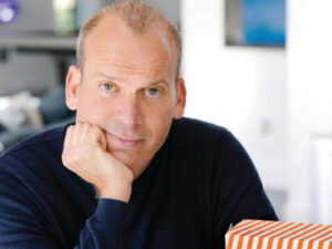 A headshot of Alan Rosen.